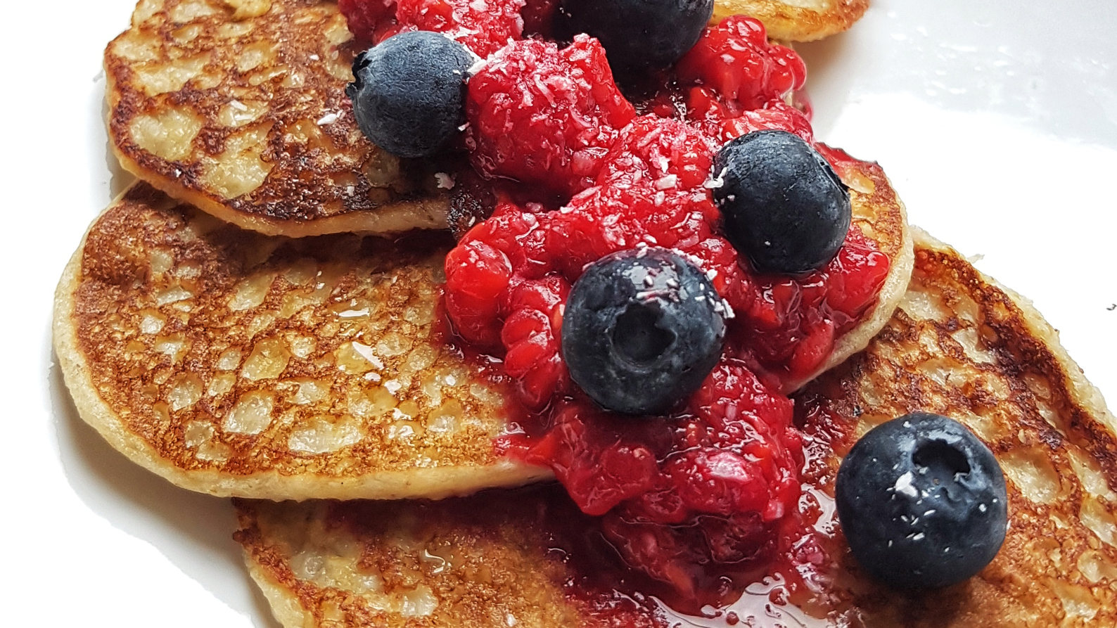 Pancakes gefächert mit Fruchtpürree und Blaubeeren